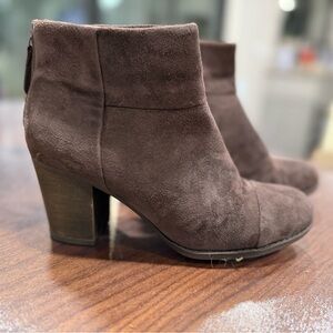 Clarks Brown suede zip back sz8 booties